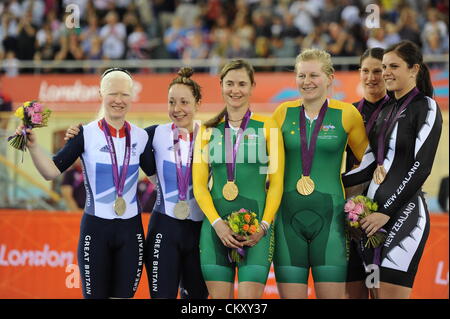 31.08.2012 Londres, Angleterre. Phillipa Gray et Laura Thompson, de Nouvelle Zélande, Aileen McGlynn et Helen Scott de Grande-Bretagne et Felicity Johnson et Stephanie Morton à la cérémonie de remise des médailles lors de la deuxième journée de cyclisme sur piste paralympique le vélodrome. Banque D'Images