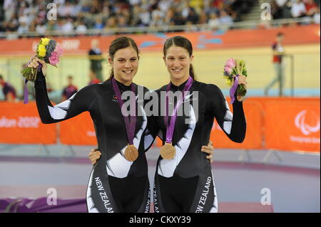 31.08.2012 Londres, Angleterre. Phillipa Gray et Laura Thompson de la Nouvelle-Zélande après la cérémonie de remise des médailles lors de la deuxième journée de cyclisme sur piste paralympique le vélodrome. Banque D'Images