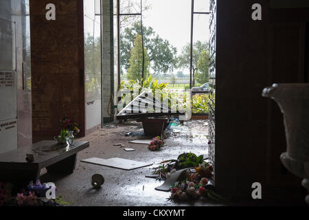 Les vents de l'ouragan Isaac brisé par des vitraux à la All Saints Mausoleum at Lakelawn Metairie Memorial Cemetery à la Nouvelle Orléans le 29 août 2012. La zone inondée des eaux et sanctuaires monumentaux ont été tossled dans tout le bâtiment. Banque D'Images