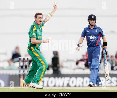 Angleterre Londres 31.08.201 Dale Steyn appel avec succès de la décision qui a LBW Ian Bell pour en revenir au pavillon pour 12 s'exécute au cours de l'Angleterre v l'Afrique du Sud : 3e à l'ODI Natwest Kia Oval Cricket Ground Kennington Londres, en Angleterre. Banque D'Images