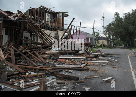 Vents d'Isaac renverser au sommet de quatre voitures en stationnement sur N. Miro et N. Columbus rues de la Nouvelle Orléans sur tôt mercredi matin, le 29 août 2012. Banque D'Images