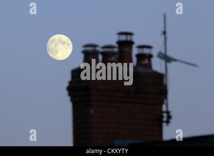 Swansea, Pays de Galles, Royaume-Uni. Jeudi 30 août 2012. La lune vu un jour avant qu'elle sera pleine le vendredi 31 août 2012. Le 'Blue Moon' comme on l'appelle est celui de deux pleines lunes se produisent en un mois, d'août. La lune est plus proche de la terre et semble significativement plus grande et plus lumineuse. Banque D'Images