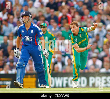 31/08/2012 Londres, Angleterre. L'Afrique du Sud Dale Steyn bowling pendant la 3ème Nat West un jour match de cricket international entre l'Angleterre et l'Afrique du Sud et a joué à la Kia Oval Cricket Ground : crédit obligatoire : Mitchell Gunn Banque D'Images