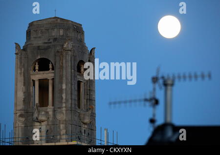 Swansea, Pays de Galles, Royaume-Uni. Jeudi 30 août 2012. La lune vu un jour avant qu'elle sera pleine le vendredi 31 août 2012. Le 'Blue Moon' comme on l'appelle est celui de deux pleines lunes se produisent en un mois, d'août. La lune est plus proche de la terre et semble significativement plus grande et plus lumineuse. Sur la photo : La lune vue sur la Guildhall à Swansea. Banque D'Images