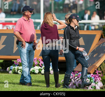 Burghley House, Stamford, UK - Mark Phillips et petite amie Lauren Hough à pied le cours de cross-country à Burghley Horse Trials avec nous autres cavaliers, 31 août 2012. Banque D'Images