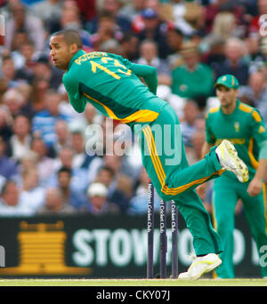 31/08/2012 Londres, Angleterre. L'Afrique du Sud Robin Peterson bowling pendant la 3ème Nat West un jour match de cricket international entre l'Angleterre et l'Afrique du Sud et a joué à la Kia Oval Cricket Ground : crédit obligatoire : Mitchell Gunn Banque D'Images