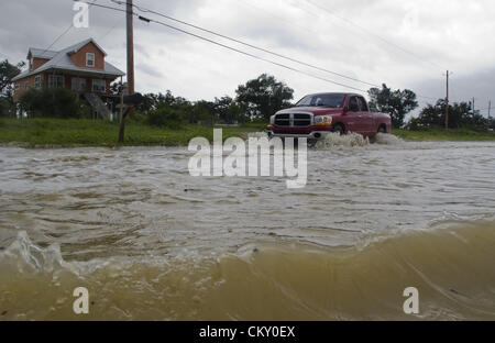 28 août 2012 - Waveland, Mississippi, États-Unis - un chariot passe par une rue inondée près de la plage que l'ouragan Isaac s'approche de la côte du golfe du Mississippi, à Waveland, USA le 28 août 2012. L'ouragan Isaac va toucher terre comme un ouragan de catégorie 1. (Crédit Image : © Dan Anderson/ZUMAPRESS.com) Banque D'Images