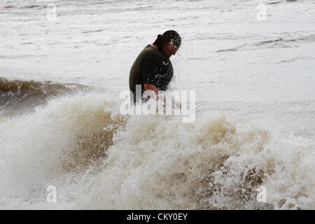 28 août 2012 - Gulfporty, Mississippi, États-Unis - les nuages de tempête de l'ouragan Isaac viennent dans comme Brandon Paige joue dans les vagues à la plage à Gulfport, Mississippi, USA le 28 août 2012. L'ouragan Isaac va toucher terre comme un ouragan de catégorie 1. (Crédit Image : © Dan Anderson/ZUMAPRESS.com) Banque D'Images