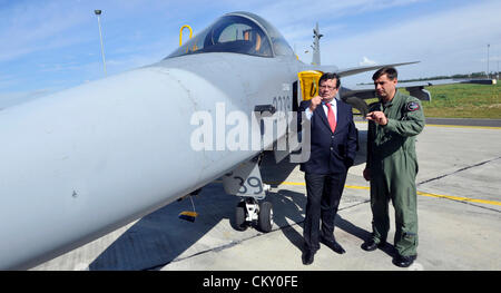 Le ministre de la défense tchèque Alexandr Vondra (à gauche) a visité les pilotes tchèque sur la base aérienne de Siauliai, Lituanie le 31 août 2012. Les pilotes de l'espace aérien tchèque de patrouille de la Baltique avec quatre JAS - 39 Gripens de septembre 2012 à janvier 2013. Commandant de la 2e contingent colonel Petr Lanci (droite). (CTK Photo/Vit Simanek) Banque D'Images