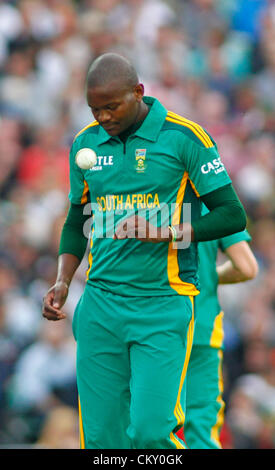 31/08/2012 Londres, Angleterre. Lonwabo Tsotsobe de l'Afrique du Sud au cours de la 3ème Nat West un jour match de cricket international entre l'Angleterre et l'Afrique du Sud et a joué à la Kia Oval Cricket Ground : crédit obligatoire : Mitchell Gunn Banque D'Images