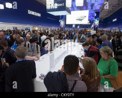 La foule des visiteurs de l'hôtel de Samsung pour voir le nouveau Samsung Galaxy Note II smart phone publié aujourd'hui, le 31 août 2012, le jour de l'ouverture de l'assemblée annuelle IFA (Internationale Funkausstellung) de l'électronique grand public et de produits électriques, qui ont eu lieu à Berlin Messe Trade Show Halls, Allemagne. Banque D'Images