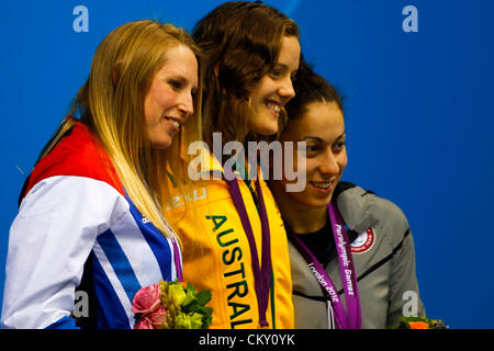 31.08.2012 Londres, Angleterre. Medallists (de gauche à droite) Stephanie MILLWARD (GBR), Ellie COLE (AUS) et Elizabeth Stone (USA) pour le women's 100m dos S9 au jour 2 de la natation paralympique du centre aquatique. Banque D'Images