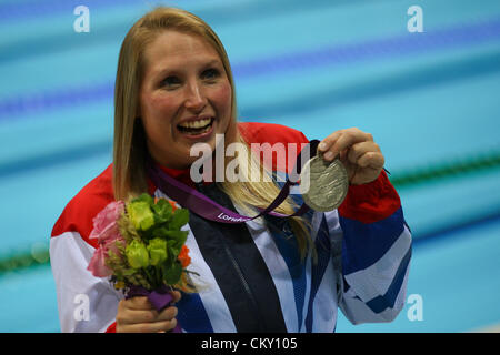 31.08.2012 Londres, Angleterre. Stephanie MILLWARD (GBR) avec sa médaille d'argent au 100m de la femme backstoke S9 au jour 2 de la natation paralympique du centre aquatique. Banque D'Images