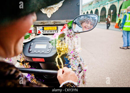 Brighton, Royaume-Uni 1er septembre 2012. Un participant sur un scooter de mobilité attend la fin de la Gay Pride Parade pour commencer. Banque D'Images