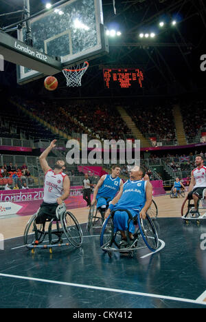 Samedi 1er septembre 2012. Bulent Yilmaz pousses pour but durant le Men's Basketball en fauteuil roulant d'un groupe de correspondance entre la Turquie et l'Italie, à l'arène de basket-ball au Parc olympique, Stratford, London, UK Banque D'Images