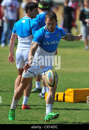 JOHANNESBURG, AFRIQUE DU SUD - 01 septembre, François Hougaard drop-coups au cours de l'équipe nationale de rugby sud-africain et session sur le terrain à la conférence de presse Sur kes 01 septembre 2012 à Johannesburg, Afrique du Sud Photo De Duif du Toit / Images Gallo Banque D'Images