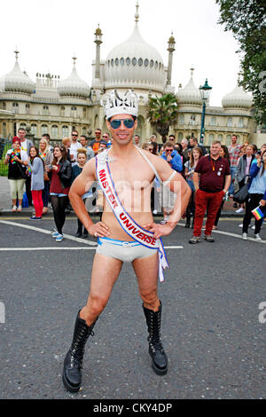 Brighton, UK. 1er septembre 2012. Les manifestants dans la Gay Pride Parade 2012 Brighton à Brighton, Angleterre Banque D'Images