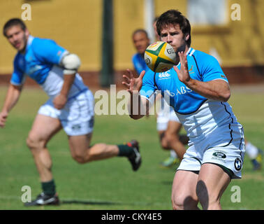 JOHANNESBURG, AFRIQUE DU SUD - 01 septembre, fardeau Craig reçoit le ballon au cours de l'équipe nationale de rugby sud-africain et session sur le terrain à la conférence de presse Sur kes 01 septembre 2012 à Johannesburg, Afrique du Sud Photo De Duif du Toit / Images Gallo Banque D'Images