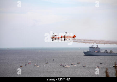 Bournemouth, Royaume-Uni vendredi 31 août 2012. Breitling wingwalkers Wrankers Wing Wrankers se exécutant au Bournemouth Air Festival, Bournemouth, Royaume-Uni. Les marcheurs Breitling sont depuis devenus les marcheurs AeroSuperBatics. Credit: Carolyn Jenkins / Alamy Live News Banque D'Images