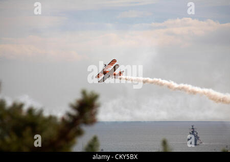 Bournemouth, Royaume-Uni vendredi 31 août 2012. Breitling wingwalker wingwalker en représentation au Bournemouth Air Festival, Bournemouth, Royaume-Uni. Les marcheurs Breitling sont depuis devenus les marcheurs AeroSuperBatics. Credit: Carolyn Jenkins / Alamy Live News Banque D'Images