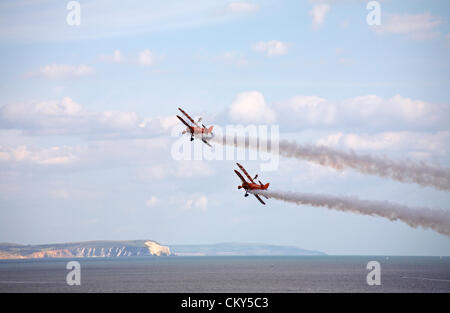 Bournemouth, Royaume-Uni vendredi 31 août 2012. Breitling wingwalkers Wrankers Wing Wrankers se exécutant au Bournemouth Air Festival, Bournemouth, Royaume-Uni. Les marcheurs Breitling sont depuis devenus les marcheurs AeroSuperBatics. Credit: Carolyn Jenkins / Alamy Live News Banque D'Images