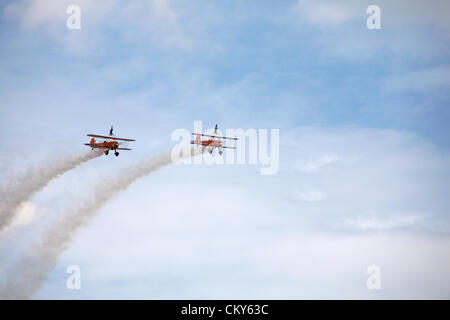 Bournemouth, Royaume-Uni vendredi 31 août 2012. Breitling wingwalkers Wing Wrandonneurs se déroulant à l'envers sur les avions au Bournemouth Air Festival, Bournemouth, Dorset UK. Les marcheurs Breitling sont depuis devenus les marcheurs AeroSuperBatics. Credit: Carolyn Jenkins / Alamy Live News Banque D'Images