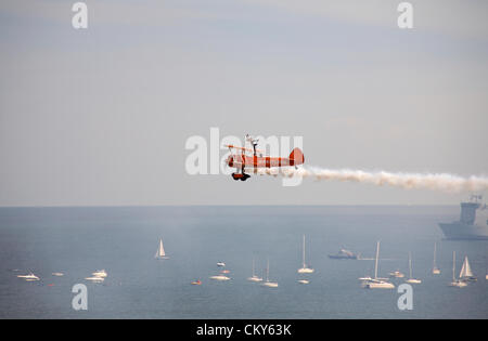 Bournemouth, Royaume-Uni vendredi 31 août 2012. Breitling wingwalker wingwalker en représentation au Bournemouth Air Festival, Bournemouth, Royaume-Uni. Les marcheurs Breitling sont depuis devenus les marcheurs AeroSuperBatics. Credit: Carolyn Jenkins / Alamy Live News Banque D'Images