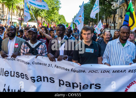 Paris, France, immigrants africains sans documents , (sans papiers), réfugiés démonstration, tenue collective bannières, People march Street, protestation de la loi sur l'immigration, justice pour les immigrants, grande protestation de foule multiculturelle, droits des immigrants, groupe diversifié, sans papiers Banque D'Images