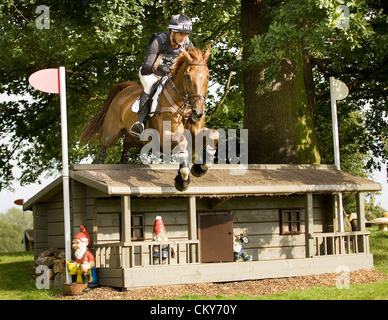 01.09.2012. Burghley House Stamford, Angleterre. Mark Todd (NZL) équitation grand jalon en action pendant la phase de cross-country de la Land Rover Burghley Horse Trials. Banque D'Images