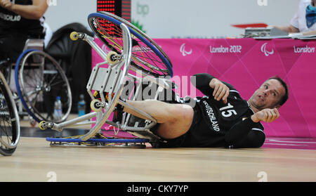 01.09.2012. Londres, Angleterre. Dirk Koehler d'Allemagne tombe son fauteuil roulant pendant Hommes - Groupe B avant-match de basket-ball en fauteuil roulant entre l'Allemagne et le Japon à l'arène de basket-ball pendant les Jeux Paralympiques de 2012 à Londres, Londres, Grande-Bretagne, 01 septembre 2012. Banque D'Images