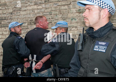 Londres, Royaume-Uni. Le 01/09/12. Un membre de l'EDL est arrêté par le Groupe d'appui tactique (TSG) pour l'ordre public au cours de la Ligue de défense anglaise au cours de l'échec de la tentative d'organiser un rassemblement à l'extérieur de Walthamstow Town Hall. Banque D'Images