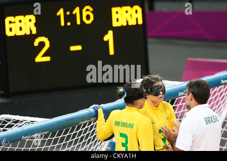 02.09.2012 Londres, Angleterre. womens goalball no match préliminaires 28 Soutien-gorge Soutien-gorge de l'équipe GBR vs discuter tactique avec bord en arrière-plan en action pendant la journée 4 de les Jeux Paralympiques de Londres 2012 à la zone de cuivre à Stratford Banque D'Images