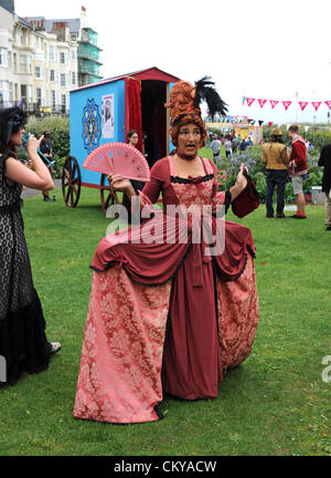 Brighton UK 2 septembre 2012 - les artistes et les fêtards dans des costumes fabuleux apprécient la fête du village gay dans St James's Street Brighton aujourd'hui. La fête de rue est l'événement traditionnel organisé dans le quartier de Kemptown de la ville le lendemain de la parade annuelle de la fierté Banque D'Images