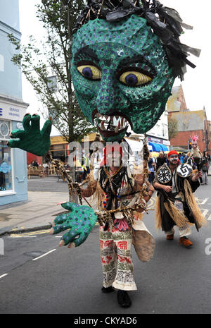 Brighton UK 2 Septembre 2012 -Artistes et fêtards s'en profiter des costumes fabuleux Parti Gay Village à Brighton Banque D'Images