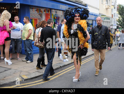 Brighton UK 2 Septembre 2012 - La Bohème en costumes fabuleux profiter du village Gay Party sur St James's Street Brighton aujourd'hui . La rue est le lieu de l'événement traditionnel dans la zone Kemptown de la ville le lendemain de la Marche des Fiertés annuelle Banque D'Images