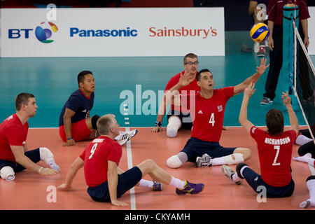 Great Britain's Men's volleyball assis équipe joue le Maroc à la Jeux Paralympiques de Londres. La Grande-Bretagne a gagné, 3-0. Banque D'Images