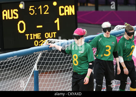 02.09.2012 Londres, Angleterre. womens goalball no match préliminaires 29 pouvez vs AUS, peut gagner 3-1, Équipe AUS stand au bord net avec en arrière-plan en action pendant la journée 4 de les Jeux Paralympiques de Londres 2012 à la zone de cuivre à Stratford Banque D'Images