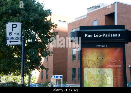 1 septembre 2012, Montréal Canada .La protection de la langue française est un élément très important du débat et de la course par les parties d'attirer les électeurs du Québec élections générales prévues pour septembre 2012 4. Ces signes français sur une rue de Montréal sont une preuve d'un renforcement de la langue française La loi 101 qui stipule que "signes et les affiches doivent être dans la langue officielle française' .Ils peuvent aussi être dans une autre langue pourvu que le français soit la langue officielle de façon nettement prédominante ; mais de nombreux signes au Québec sont en français seulement. Banque D'Images