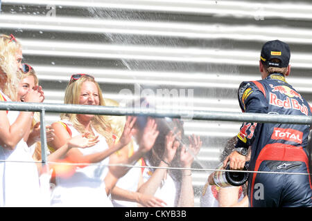 02.09.2012. Spa-Francorchamps, Belgique. L'allemand pilote de Formule 1 Sebastian Vettel (2e) de Red Bull donne une douche de champagne à quelques filles de grille sur le podium de la Belgique 2012 Grand Prix de Formule 1 à la piste de course de Spa-Francorchamps près de Francorchamps, Belgique, 02 septembre 2012. Banque D'Images