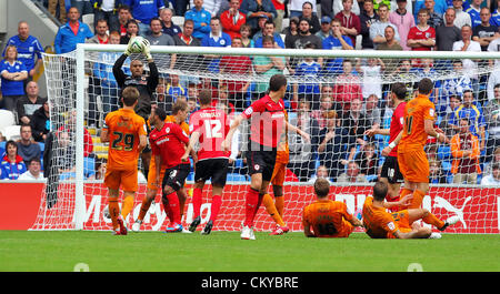 02.09.2012 Cardiff, Pays de Galles. Wolverhampton Wanderers gardien nigérian Carl Ikeme (13) en action pendant la Npower Football League Championship Match entre Wolverhampton Wanderers et ville de Cardiff, joué au Cardiff City Stadium. Crédit obligatoire : Actionplus Banque D'Images