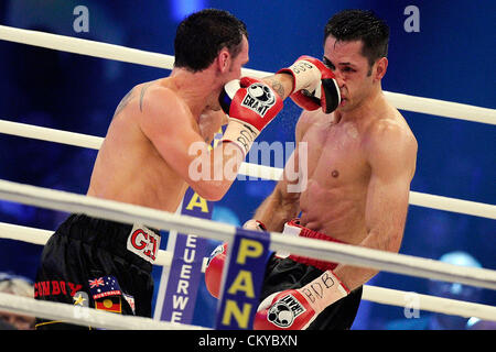 01.02.2012. Oberhausen, Allemagne. Boxeur allemand Felix Sturm (R) et de l'Australie et de l'IBF et le boxeur champion du monde des poids moyens WBA Daniel Geale fort à Koenig Arena Pilsener à Oberhausen, Allemagne, 01 septembre 2012. Geale a remporté la lutte sur des points. Banque D'Images