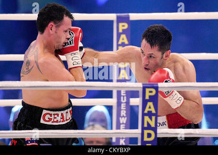 01.02.2012. Oberhausen, Allemagne. Boxeur allemand Felix Sturm (R) et de l'Australie et de l'IBF et le boxeur champion du monde des poids moyens WBA Daniel Geale fort à Koenig Arena Pilsener à Oberhausen, Allemagne, 01 septembre 2012. Geale a remporté la lutte sur des points. Banque D'Images