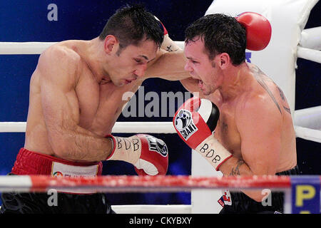 01.02.2012. Oberhausen, Allemagne. Boxeur allemand Felix Sturm (L) et de l'Australie et de l'IBF et le boxeur champion du monde des poids moyens WBA Daniel Geale fort à Koenig Arena Pilsener à Oberhausen, Allemagne, 01 septembre 2012. Geale a remporté la lutte sur des points. Banque D'Images