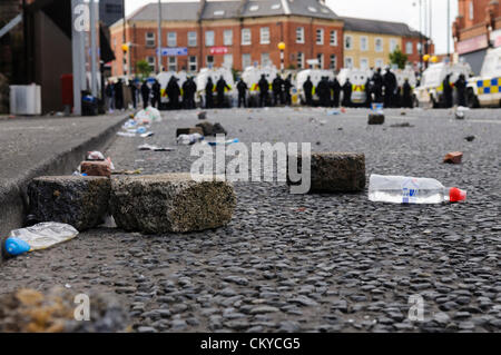 2 septembre 2012, Belfast - des briques, des pierres et des bouteilles jonchent la route après l'attaque des Loyalistes PSNI. Les Loyalistes ont été empêchés de protester contre un défilé républicain dans le Nord de Belfast pour commémorer l'anniversaire de la mort de Henry Joy McCracken. Banque D'Images