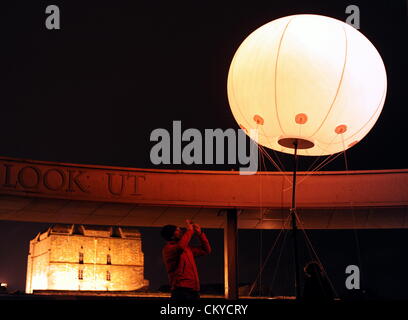 Carlisle, Royaume-Uni. 1er septembre 2012. La connexion de lumière art installation par New York, digital arts collective YesYesNo. Quelque 400 ballons météo avec pulser de LED lumineuses colorées ont été installés à divers endroits du 73 kilomètres de mur d'Hadrien. Ici un membre de l'opinion publique l'un des voyants placés sur la rotonde à l'Tullie House Art Gallery and Museum de Carlisle, Cumbria qu'avec le château de Carlisle se trouve à proximité de la ligne du mur d'Hadrien, : 1 septembre 2012 Stuart Walker Banque D'Images