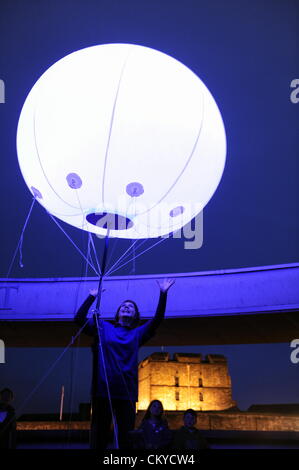 Carlisle, Royaume-Uni. 1er septembre 2012. La connexion de lumière art installation par New York, digital arts collective YesYesNo. Quelque 400 ballons météo avec pulser de LED lumineuses colorées ont été installés à divers endroits du 73 kilomètres de mur d'Hadrien. Ici un membre de l'opinion publique l'un des voyants placés sur la rotonde à l'Tullie House Art Gallery and Museum de Carlisle, Cumbria qu'avec le château de Carlisle se trouve à proximité de la ligne du mur d'Hadrien, : 1 septembre 2012 Stuart Walker Banque D'Images