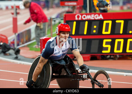 La société britannique David Weir franchit la ligne d'arrivée après avoir remporté le men's 5000 mètres T54 à la London Jeux Paralympiques. Banque D'Images