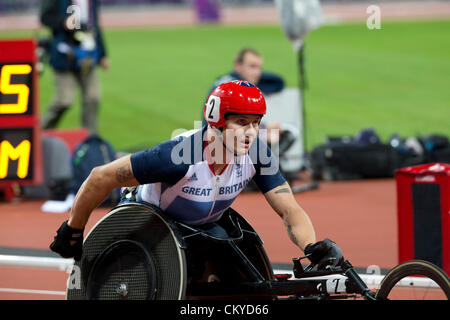 La société britannique David Weir franchit la ligne d'arrivée après avoir remporté le men's 5000 mètres T54 à la London Jeux Paralympiques. Banque D'Images