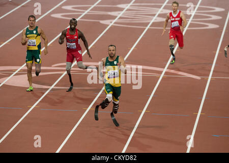 Oscar Pistorius d'Afrique du Sud (2642) fonce vers la ligne d'arrivée dans l'épreuve du 200 mètres T44 Aux Jeux paralympiques de Londres. Banque D'Images