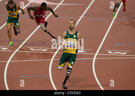 Oscar Pistorius d'Afrique du Sud (2642) termine 2ème dans l'épreuve du 200 mètres T44 Aux Jeux paralympiques de Londres. Banque D'Images